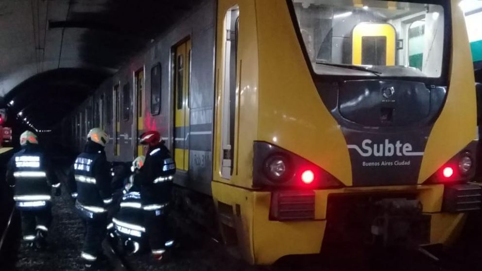 La formación detenida y el trabajo de los Bomberos (@EmergenciasBA).