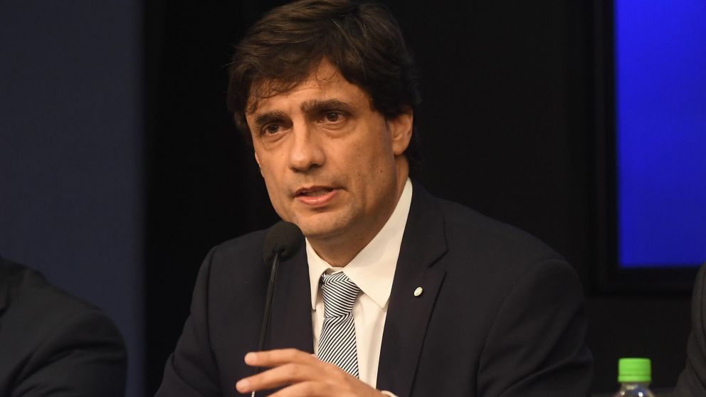 El titular de la cartera económica reconoció que "son medidas incómodas pero necesarias".