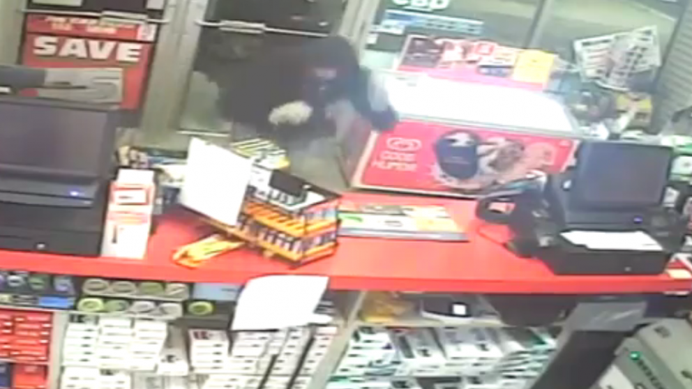 El asaltante no advirtió que la puerta de la tienda estaba abierta (Captura de video)