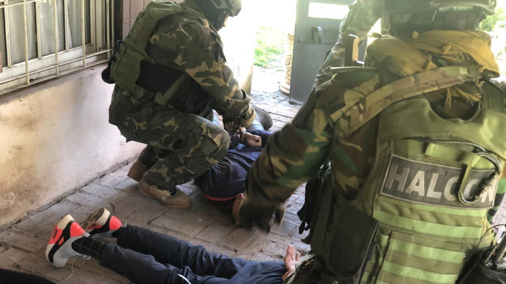 Así arrestaban a algunos de los cinco detenidos.