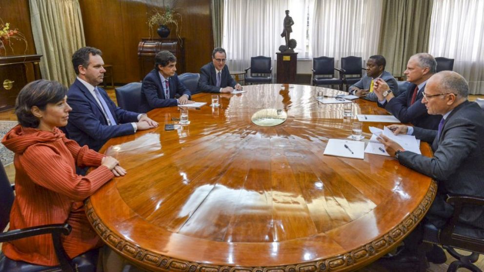Lacunza y Sandleris, junto a enviados del FMI.