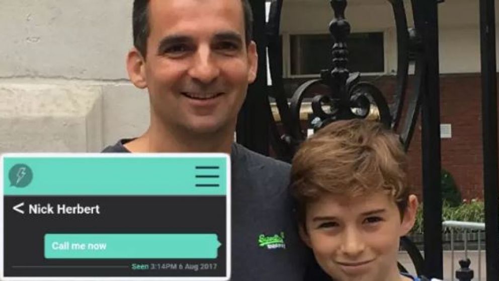 El padre protector y su hijo, Ben, quien colaboró con el diseño de la aplicación.