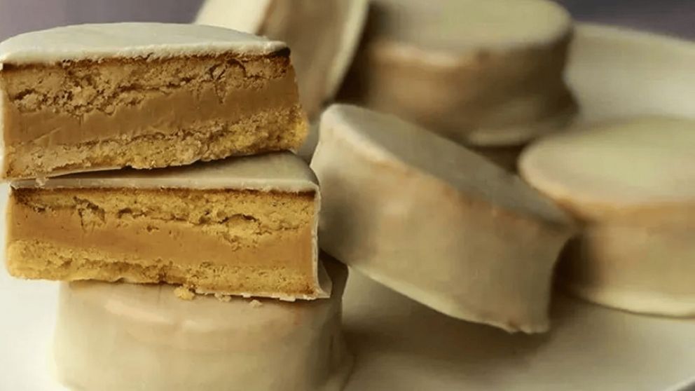 Un cl�sico renovado: alfajores rellenos y ba�ados en chocolate que combinan lo crocante del man� con lo dulce del relleno.