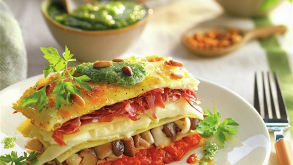 Riqu�sima lasa�a de jam�n, queso y pesto.