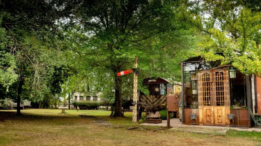 El pintoresco pueblo de Buenos Aires que ofrece alojamiento en trenes restaurados y est� rodeado de naturaleza.