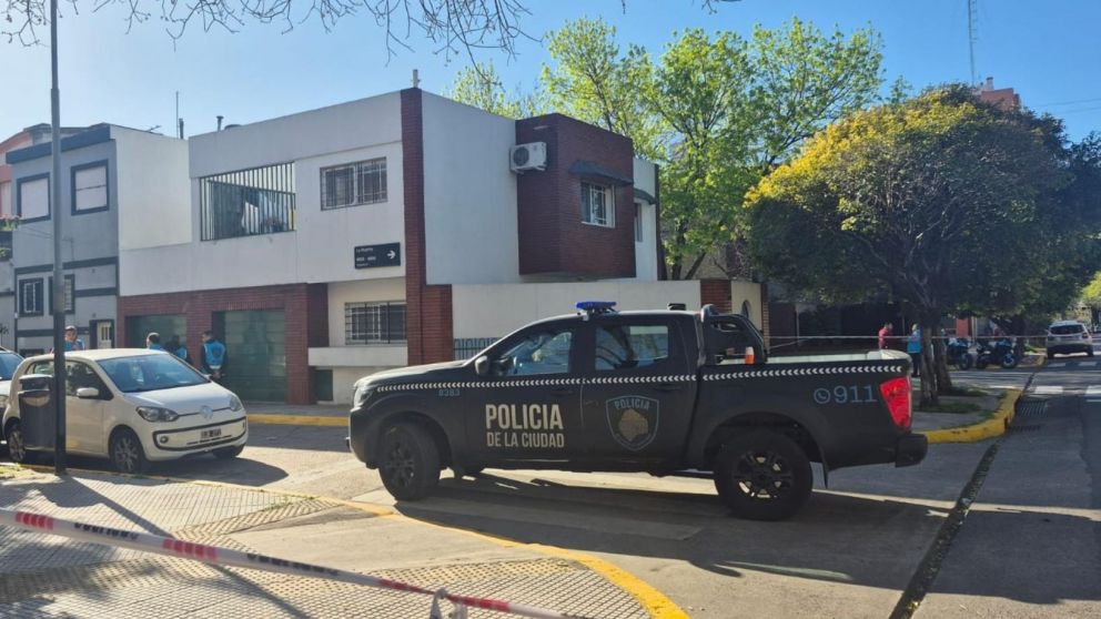 Los efectivos policiales rodearon el barrio durante el operativo.