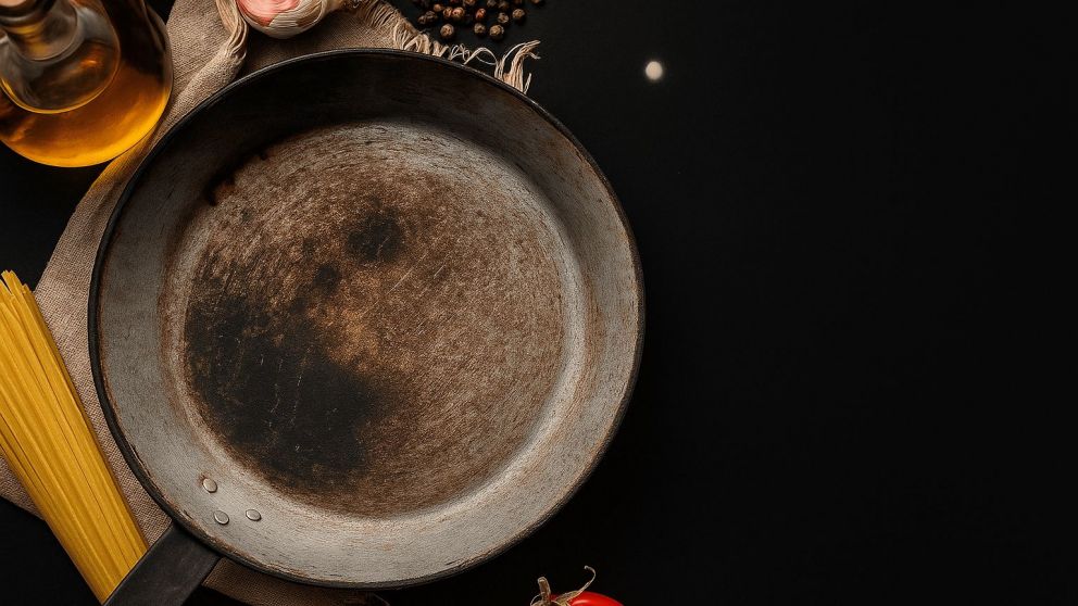 ¡Chau a refregar! El truco casero con papa para que tus ollas brillen como nuevas