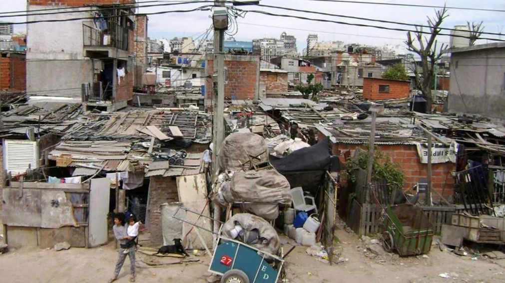 En julio último, una familia tipo en la Argentina necesitó casi cuatro salarios mínimos para cubrir el costo de la canasta básica y no caer bajo la línea de pobreza.