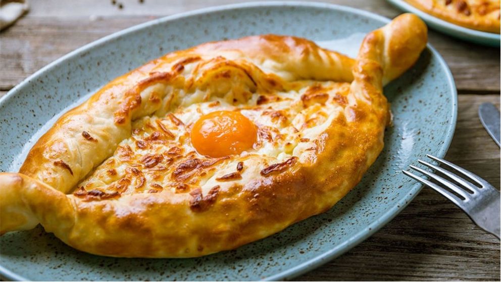 El Khachapuri es un pan esponjoso y relleno de queso fundido que se puede preparar en casa con una receta de pocos pasos (Imagen ilustrativa).