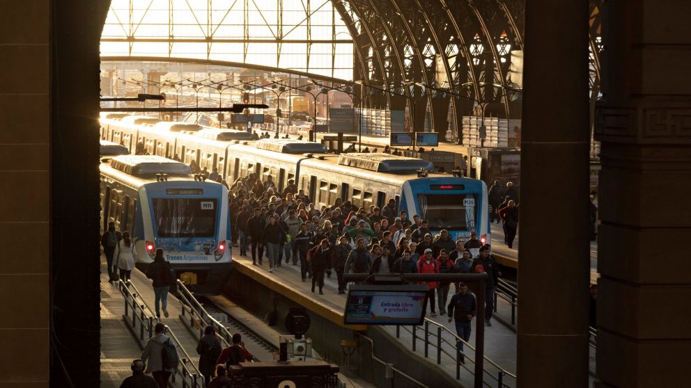 Medida de fuerza de maquinistas de trenes afecta a miles de pasajeros en el AMBA.