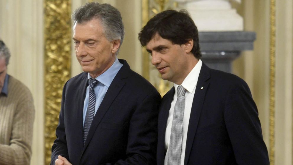 El gobierno planea distintas formas de frenar la escalada de la moneda yanqui.