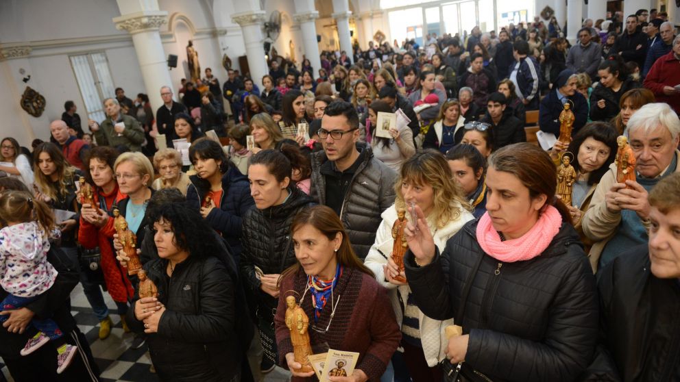 Los fieles llegaron con sus imágenes al templo (Hernán Nersesián-Diario Crónica).