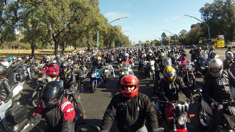 Miles de motociclistas en la Avenida del Libertador.