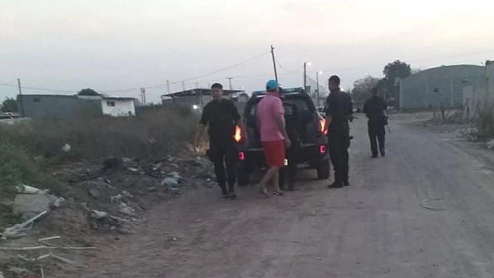 Los policías le brindaron asistencia al perro.