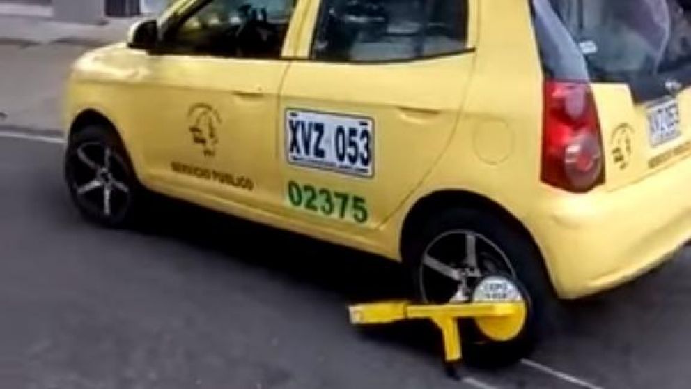 Con este cepo, el taxista condujo varios metros. (Captura de video)