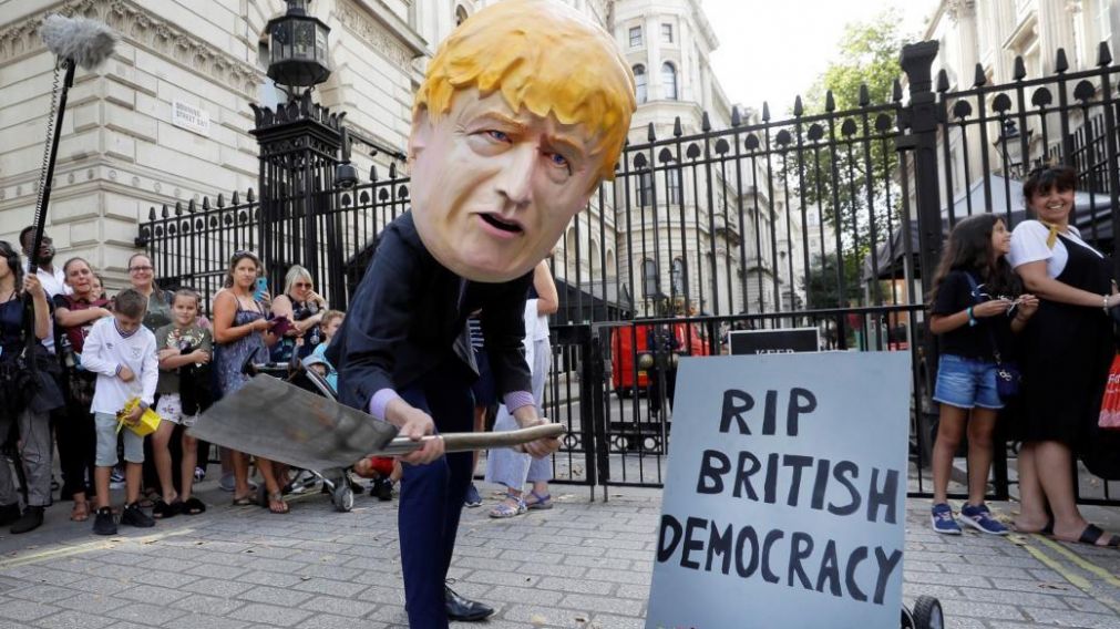 Miles de personas marcharon por Londres y afirmaron que la democracia está muerta.