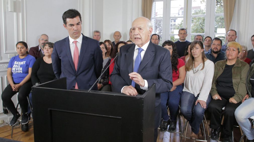 El economista, al micrófono, junto con su candidato a vice Urtubey (Télam).