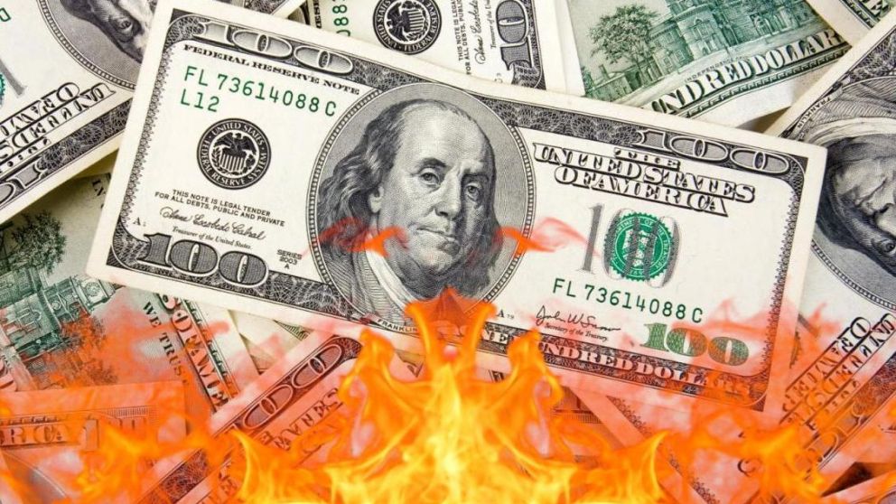 La moneda yanqui bajó pero aun esta por encima de los $60. (Crónica)