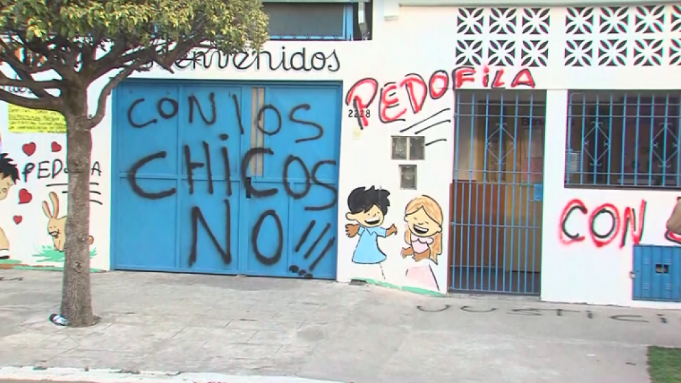 Así quedó el frente de la casa de la directora.