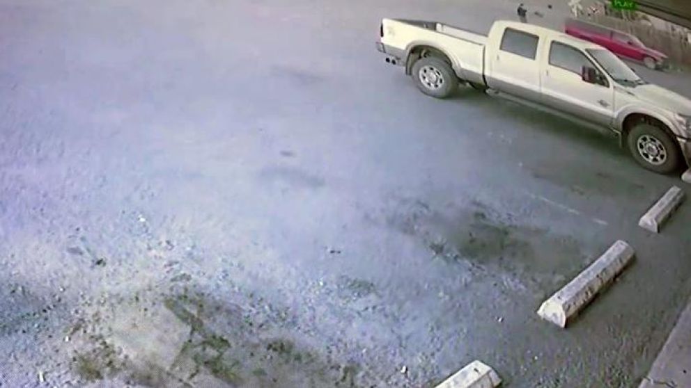 El momento en que un hombre se sube a la camioneta del ladrón y se la llevar (Captura video).