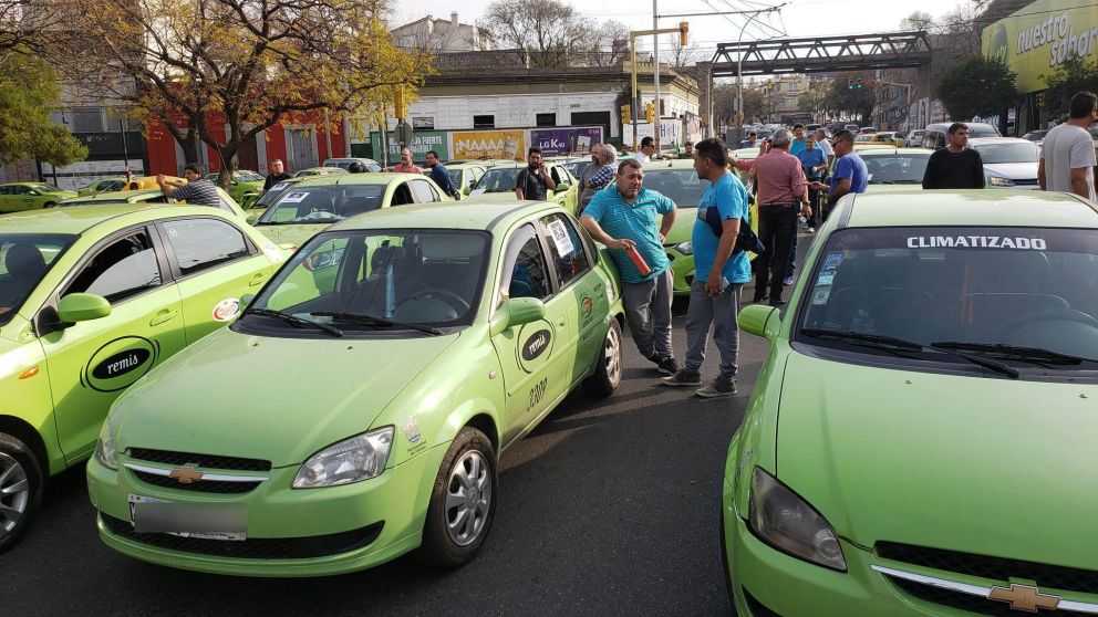 Taxistas amarillos y verdes se movilizaron contra la llegada de Uber.