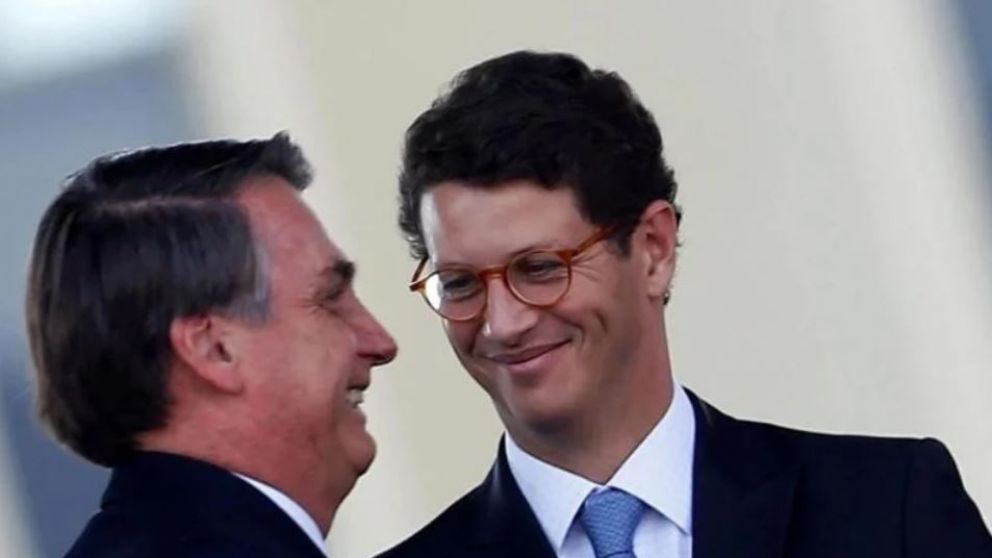El presidente Jair Bolsonaro junto al ministro Salles, antes del incendio en Amazonas.
