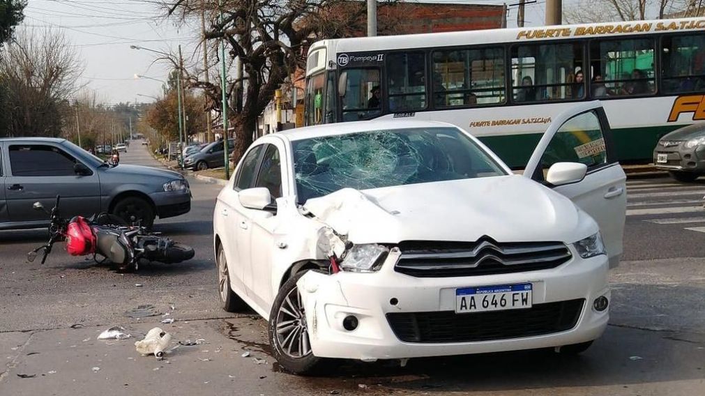 Así quedó el auto luego del choque con la moto (Gentileza El Día).