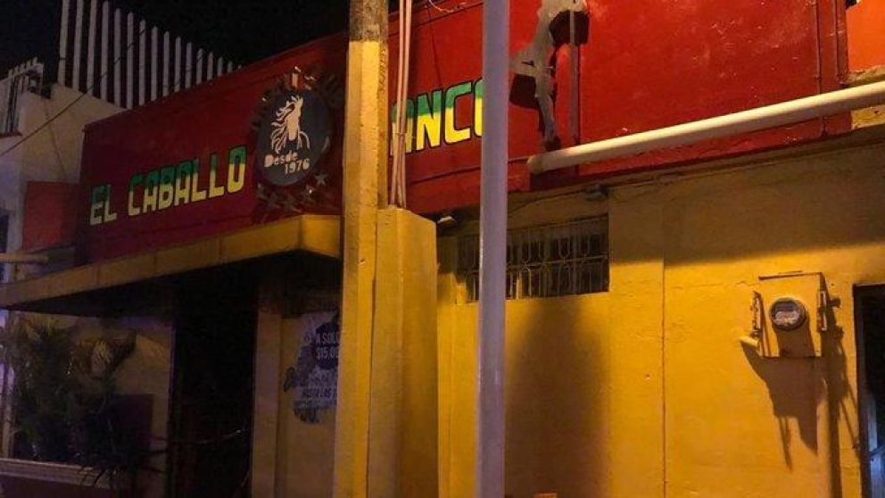 El ataque ocurrió en el bar Caballo Blanco. (Twitter)
