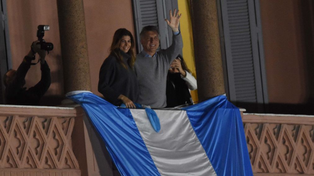 Macri en el balcón de la Rosada junto a su mujer en el acto del sábado.
