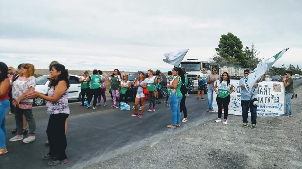 La ruta 3, a la altura de Puerto Madryn permanecerá cerrada hasta hoy al mediodía.