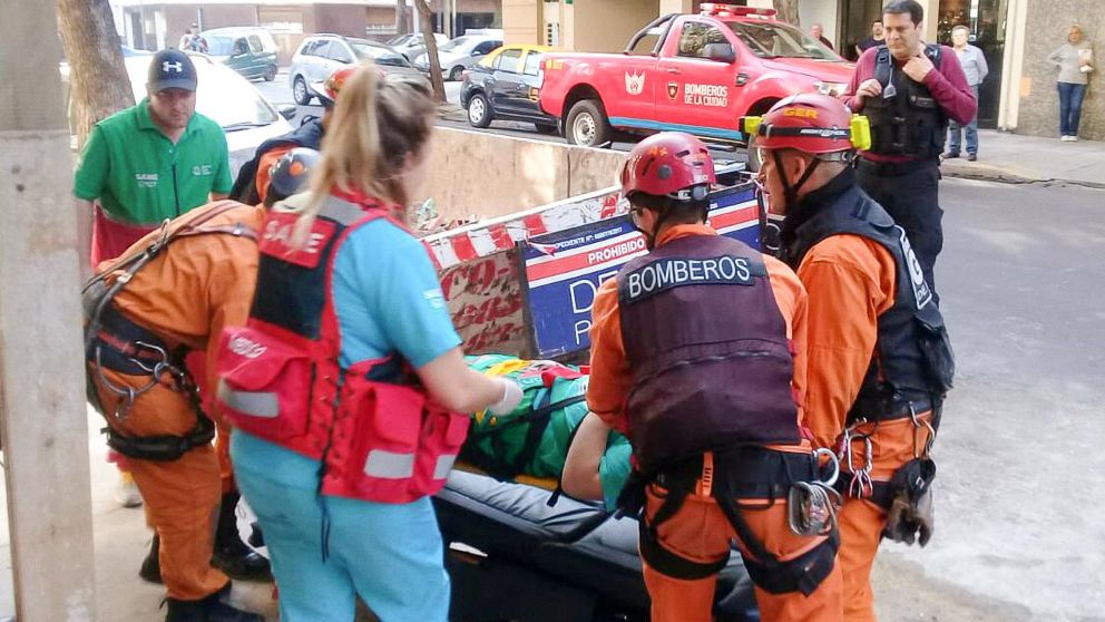 El hombre fue rescatado por el SAME y trasladado al hospital Durand.