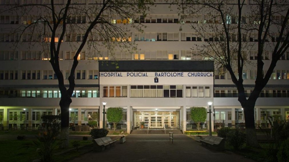 La mujer policía continúa recuperándose en el Hospital Policial Churruca.