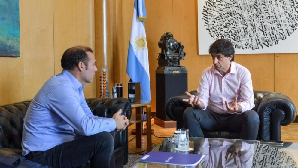 El gobernador de Neuquén, Omar Gutiérrez dialogando con el ministro de Hacienda, Hernán Lacunza. (Télam)