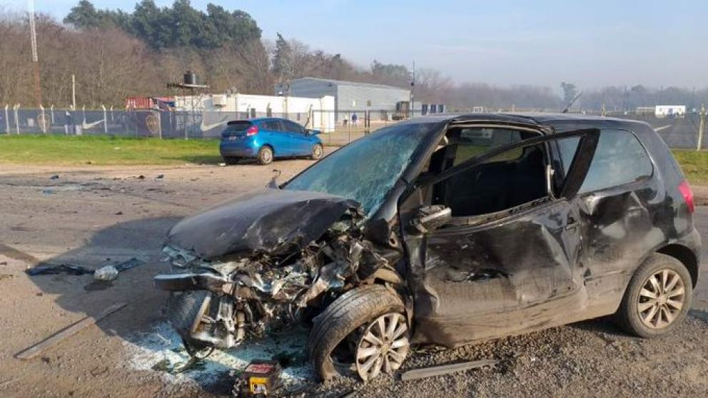 El auto negro y de fondo el Fiesta azul, dos de los autos involucrados (Gentileza @CANAL4EZEIZABUE)