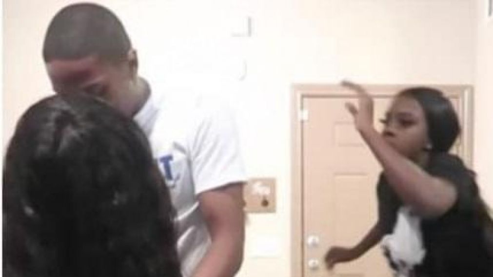 El momento en que la mujer piensa que su esposo está con otra y la quiere agarrar (Captura video).