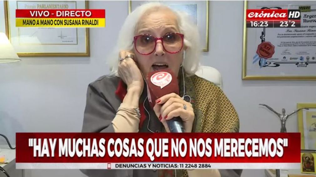 La cantante en la pantalla de Cr�nica HD. 