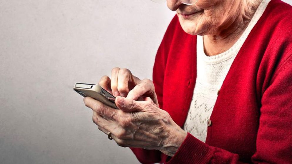 La anciana ahora cuenta con la guía de su nieto para usar su primer Smartphone. (Imagen ilustrativa)