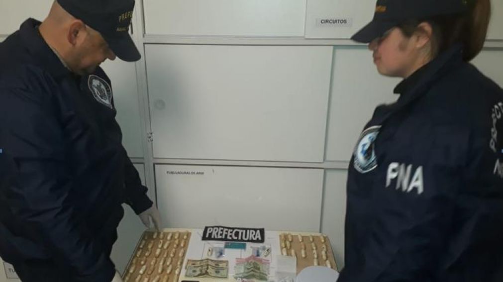 Agente de Prefectura mostrando lo que la narcotraficante llevaba en su cuerpo.