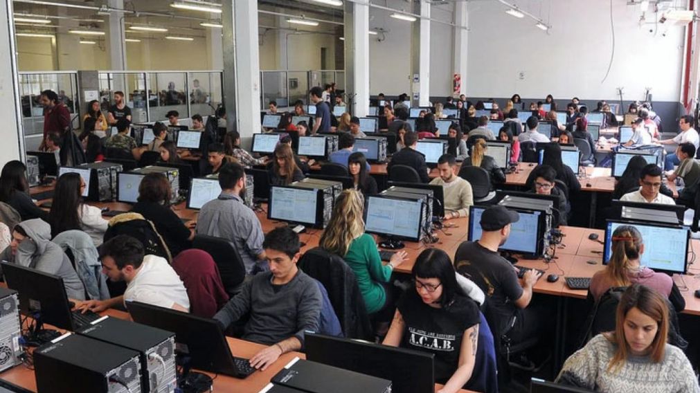 Uno de los simulacros de escrutinio provisorio (Foto: Télam).