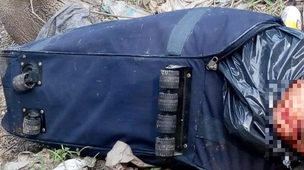 En este bolso azul descubrieron la sangrienta escena.