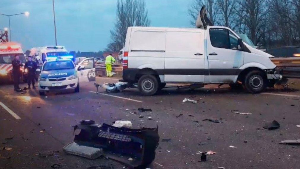 La Mercedes Benz Sprinter, totalmente destrozada tras el siniestro.