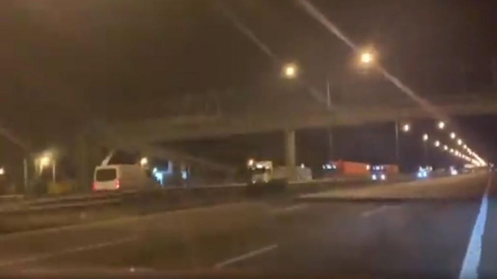 Así el conductor de la camioneta circulaba a toda velocidad por el carril contrario.