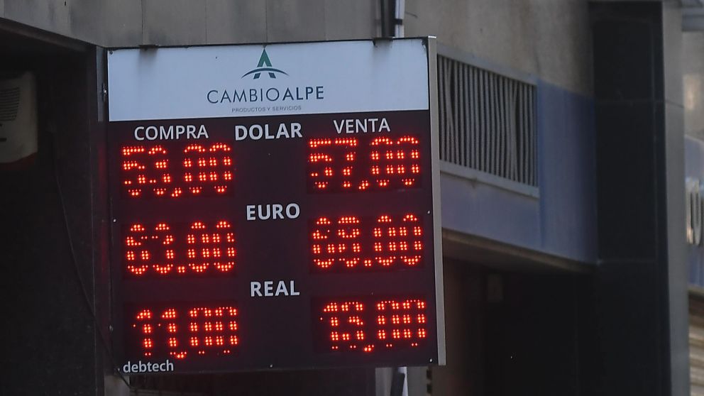 El dólar pasó de $44 a más de $57 en apenas unos días, y se estabilizó.