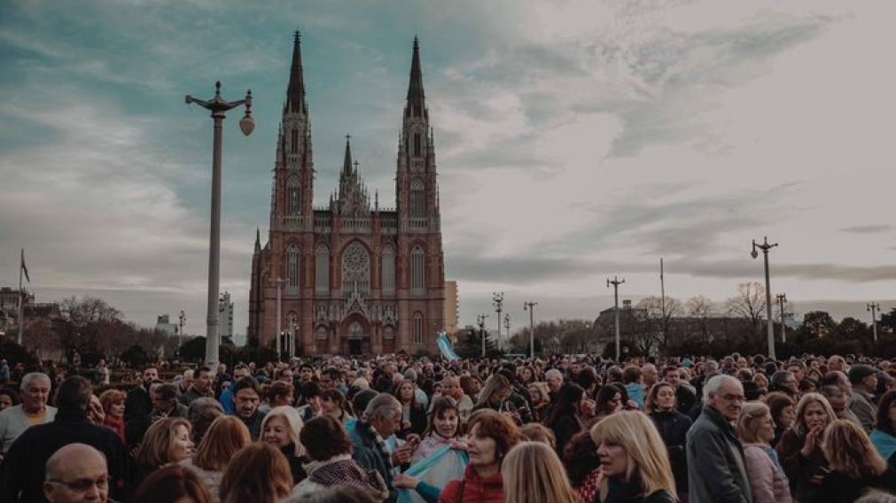 En La Plata, la marcha del 24A se vivió en la plaza Moreno, frente a la Catedral.
