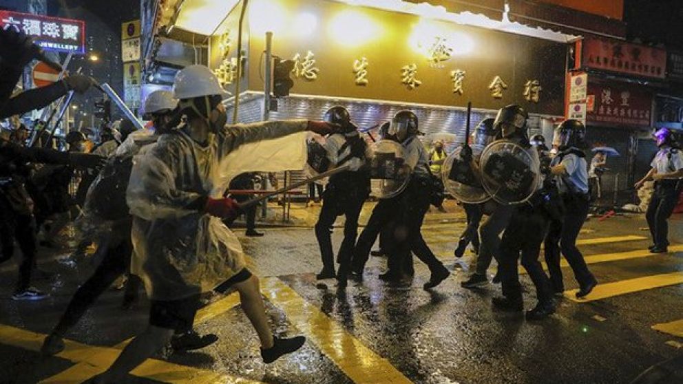 Oficiales reprimen a manifestantes con tanques de agua.