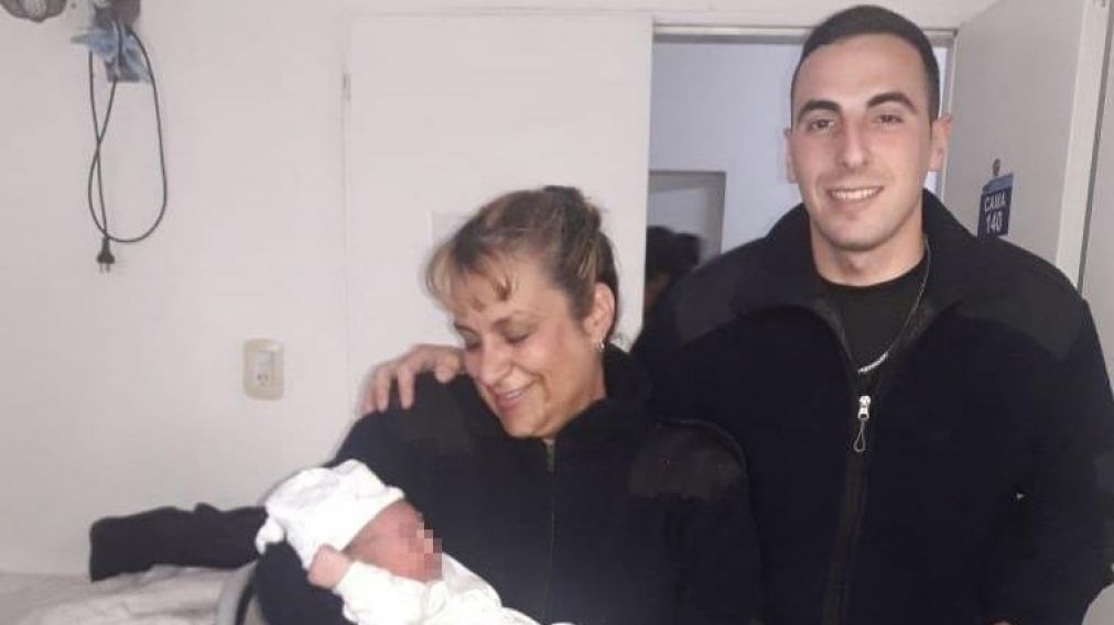 Los policías junto al recién nacido, Loan Gael.