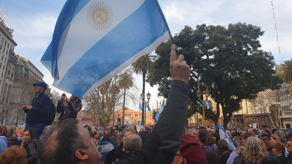 Los manifestantes se reunieron en Plaza de Mayo (Twitter).
