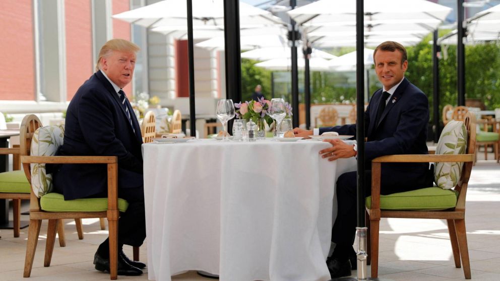 Donald Trump y Emmanuel Macron almuerzan en la cumbre del G7 (Reuters)