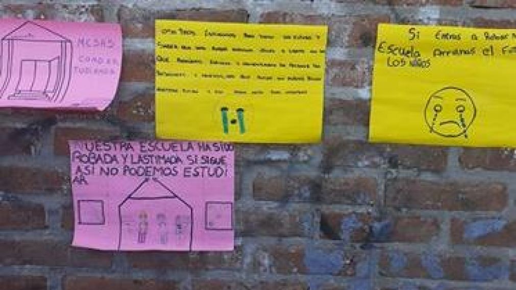 Los carteles pegados en la escuela.