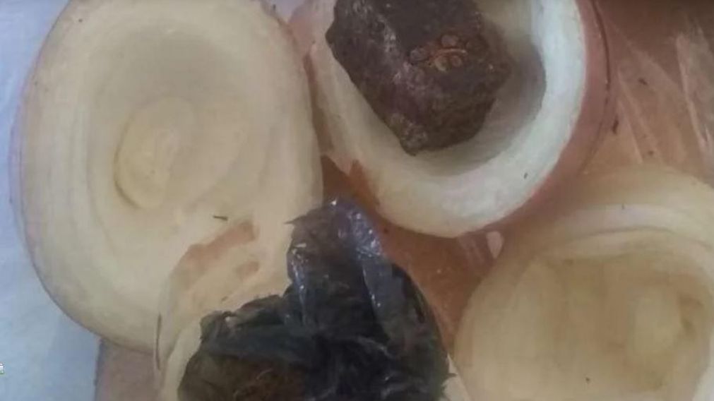 Dos cebollas conten�an droga en su interior. 